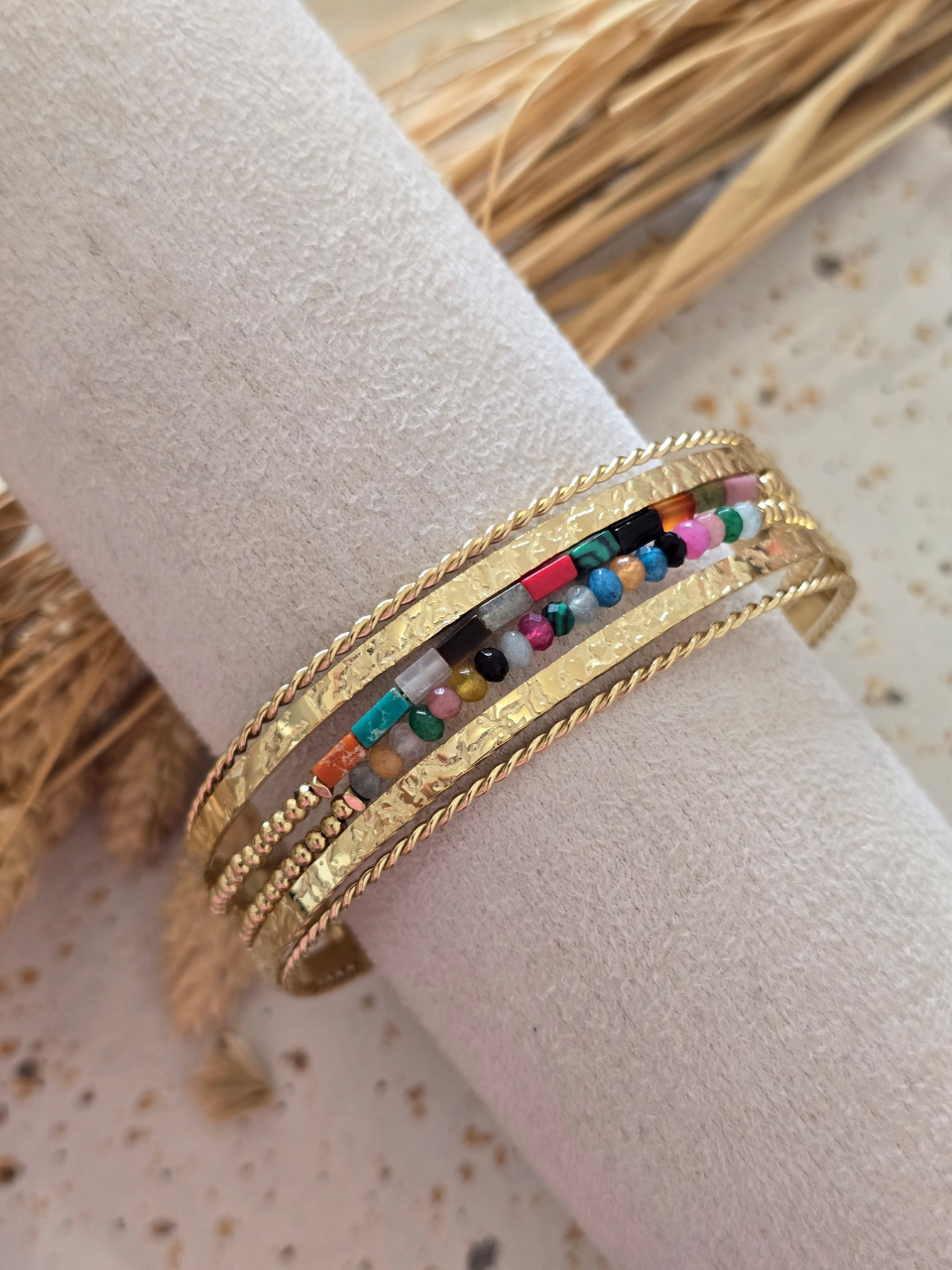 Bracelet jonc multi rang doré et perles colorées