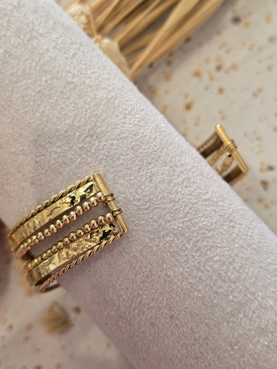 Bracelet jonc multi rang doré et perles colorées