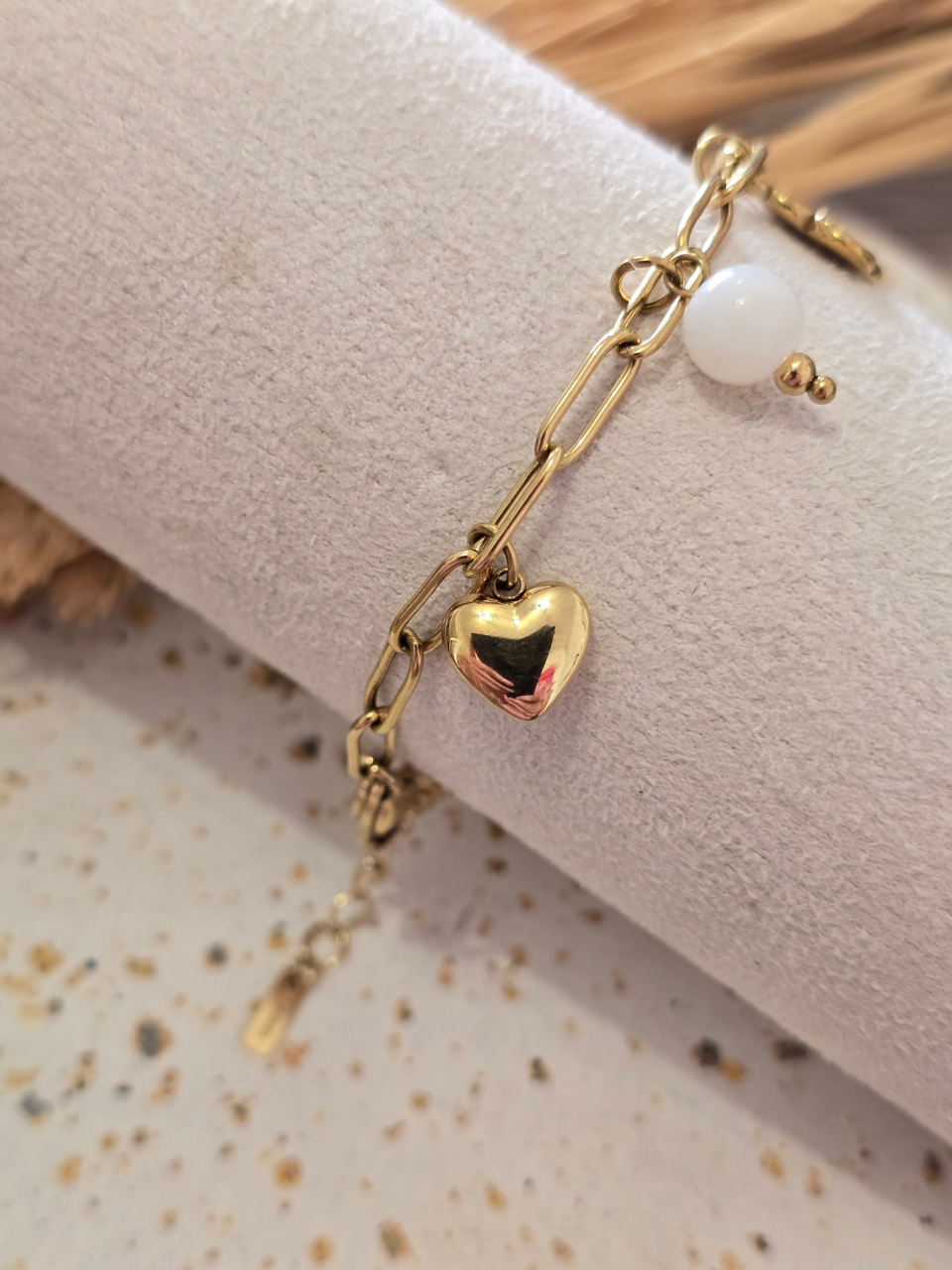 Bracelet doré acier inoxydable breloque soleil et perles blanches