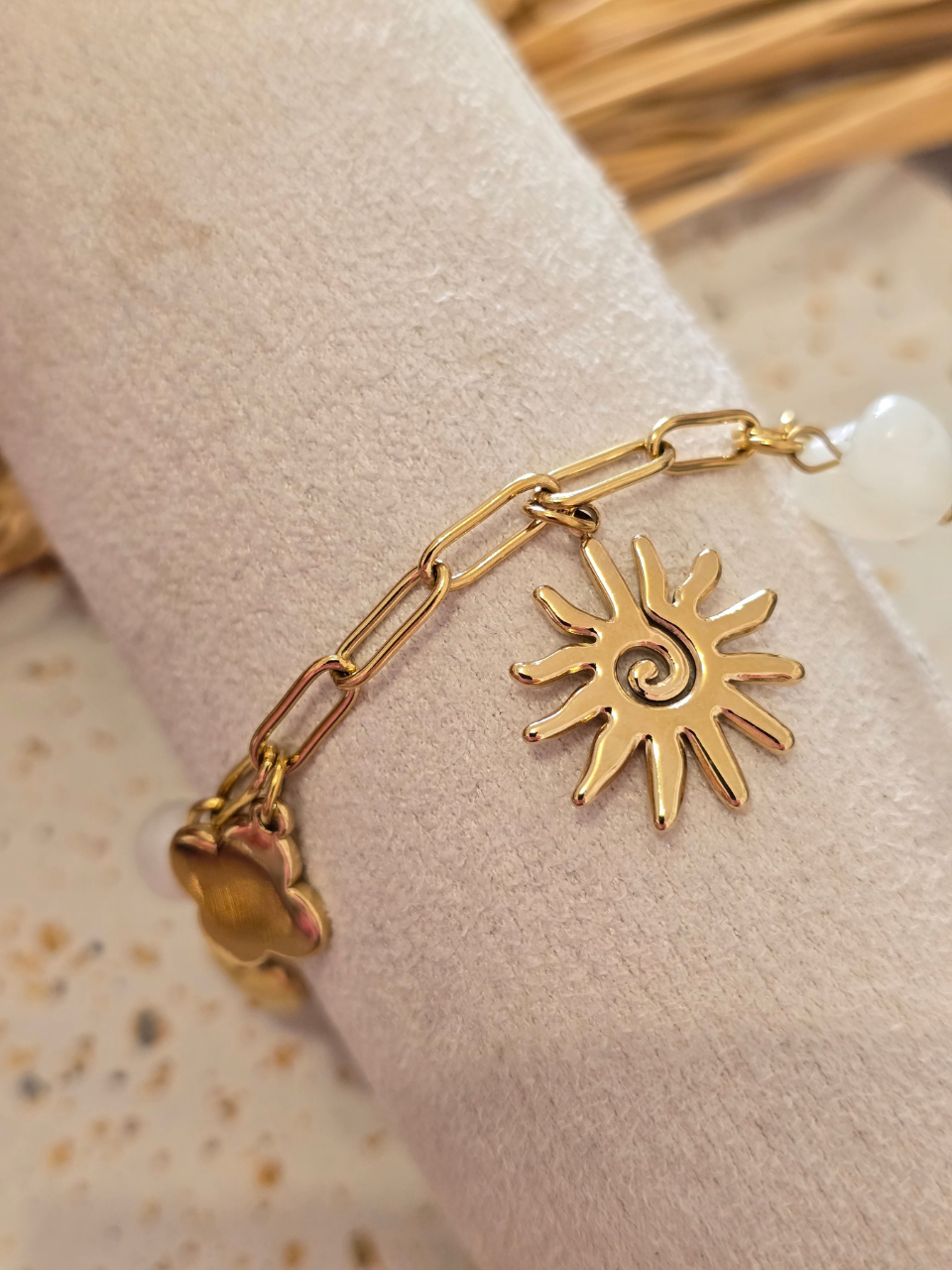 Bracelet doré acier inoxydable breloque soleil et perles blanches