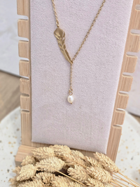 Collier plume dorée avec perle blanche – acier inoxydable