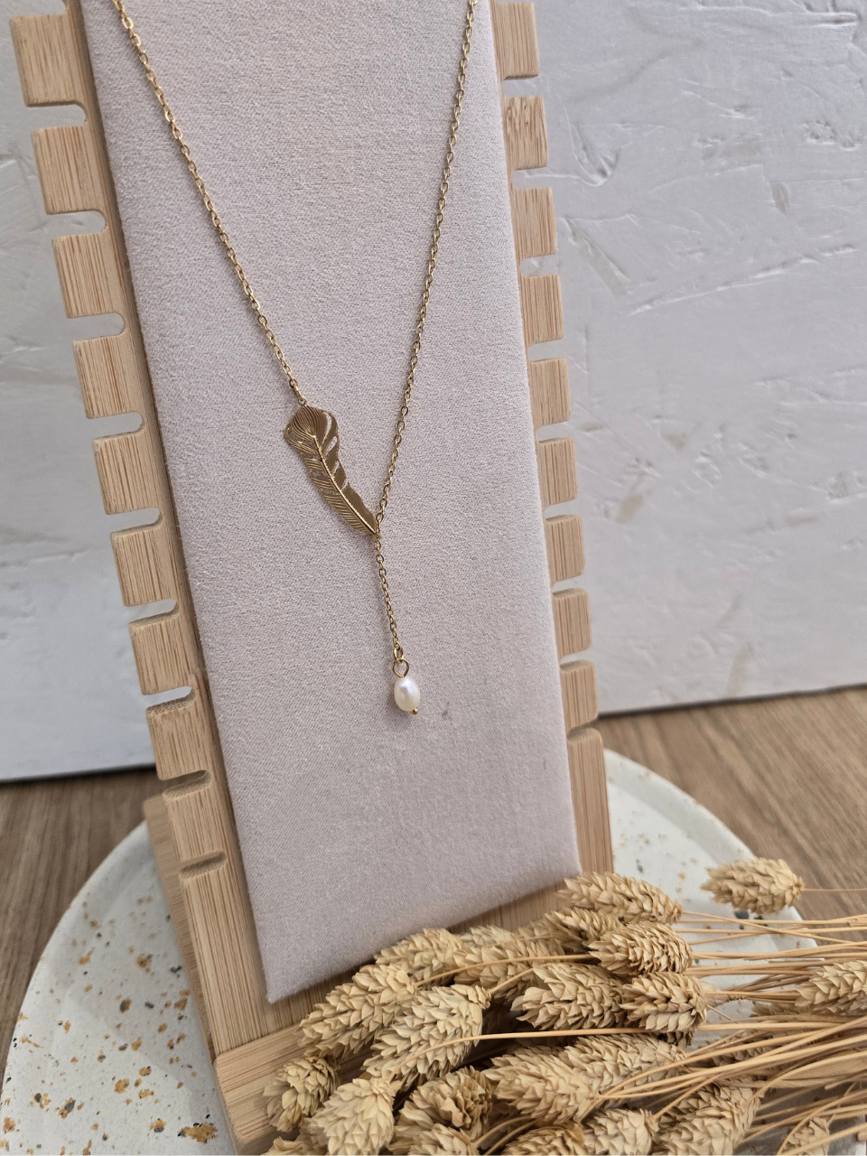 Collier plume dorée avec perle blanche – acier inoxydable
