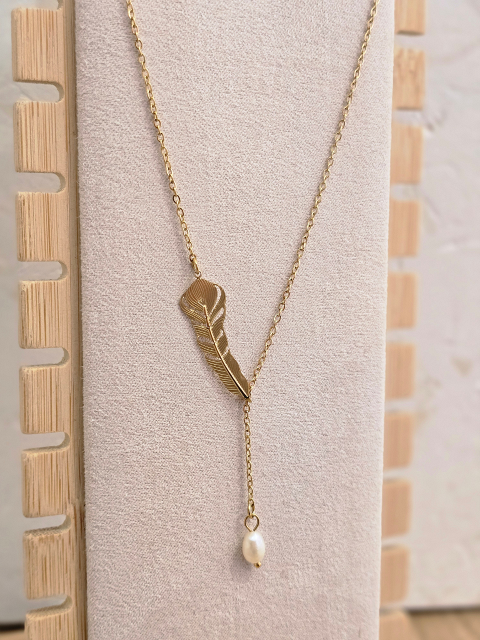 Collier plume dorée avec perle blanche – acier inoxydable