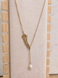 Collier plume dorée avec perle blanche – acier inoxydable