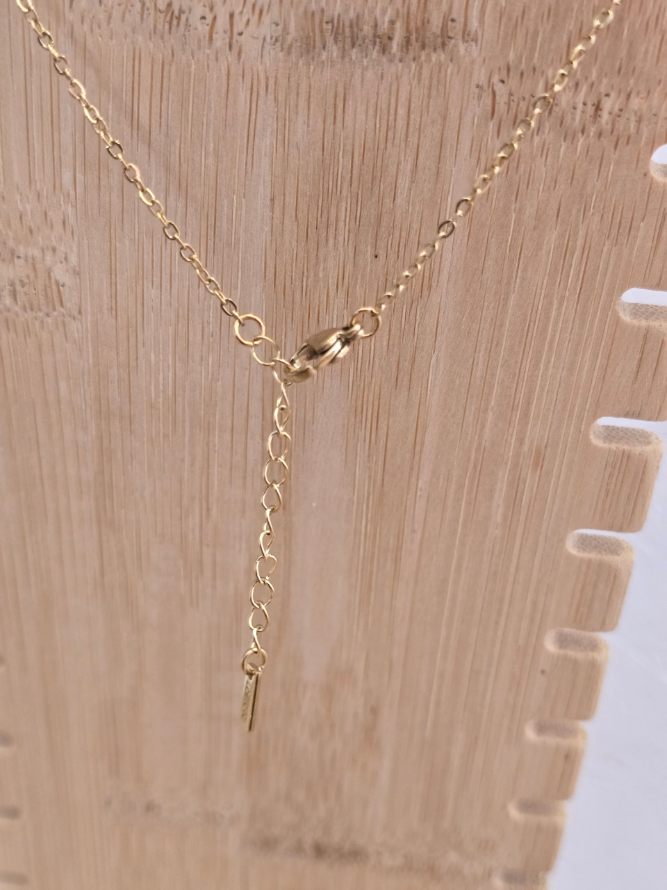 Collier plume dorée avec perle blanche – acier inoxydable