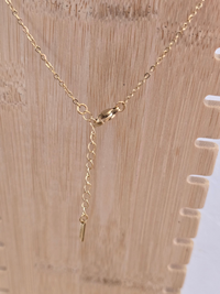 Collier plume dorée avec perle blanche – acier inoxydable
