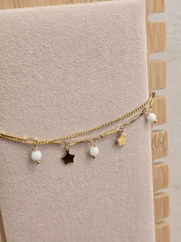 Bracelet 3 rangs doré breloques étoiles et perles blanches