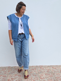 look avec veste en jean sans manches 