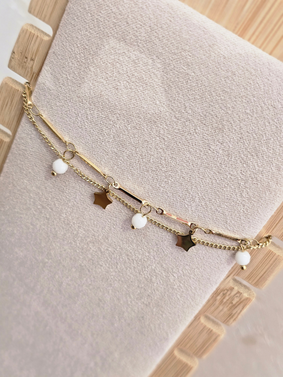 Bracelet 3 rangs doré breloques étoiles et perles blanches