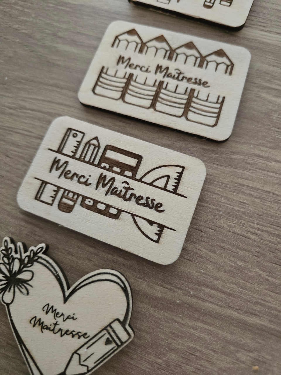 Magnet en bois « Merci Maîtresse » – création artisanale, 4 modèles