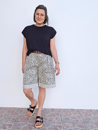 Look avec bermuda léopard noir 
