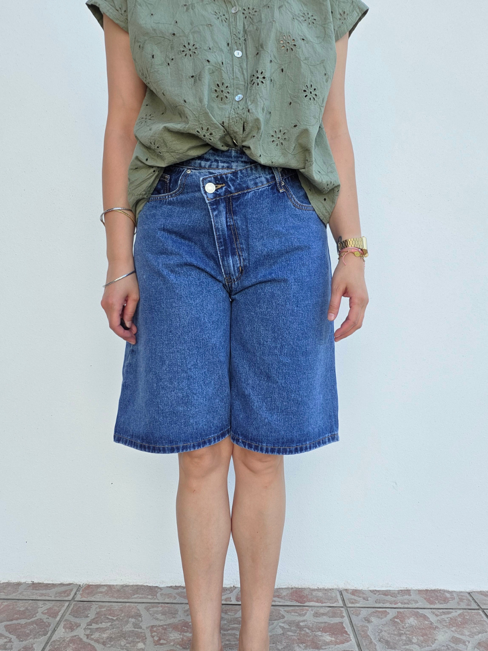 Bermuda en jean femme taille haute à fermeture asymétrique