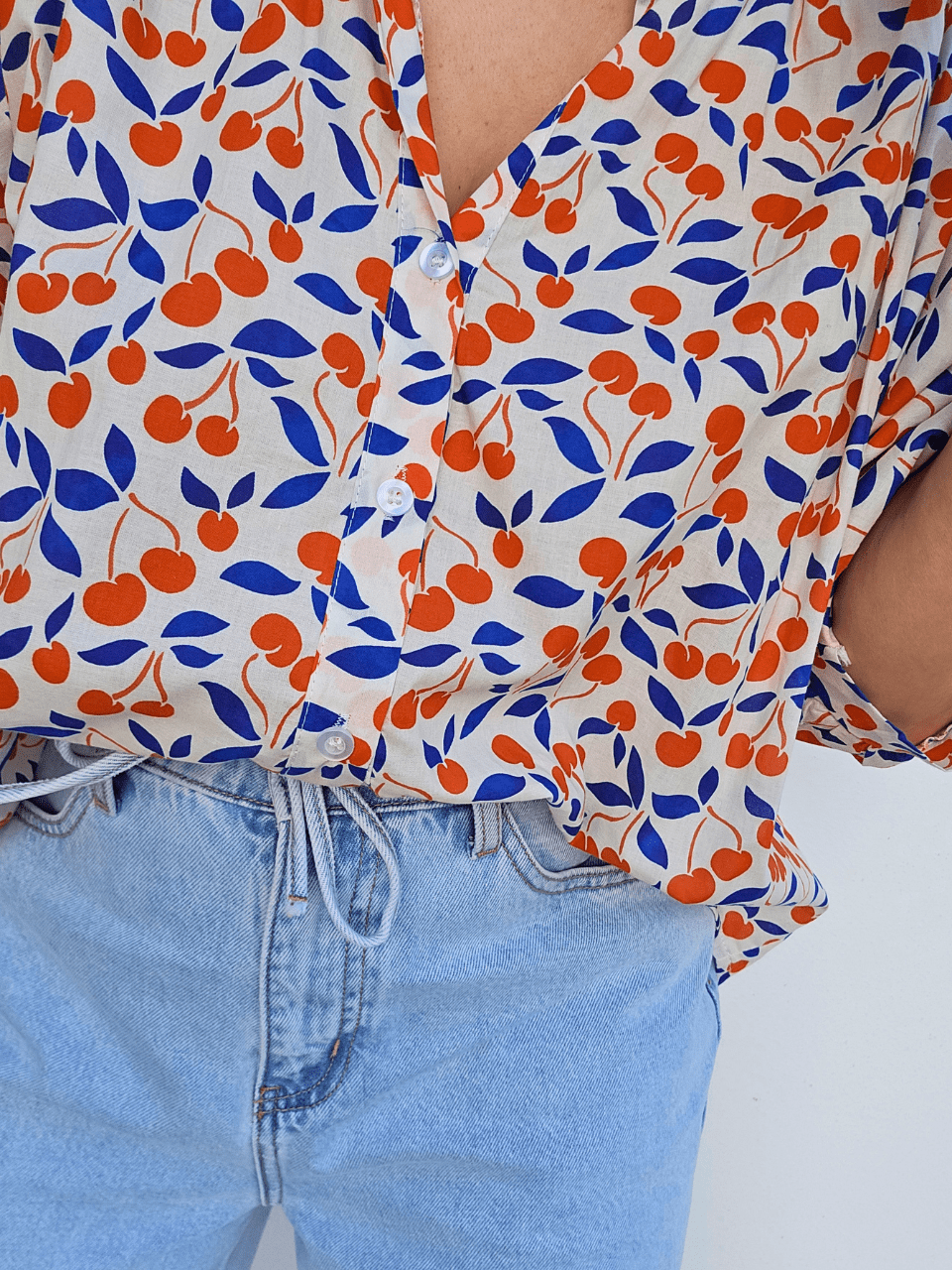 Blouse imprimé cerises en coton – manches bouffantes & col V