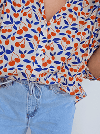 Blouse imprimé cerises en coton – manches bouffantes & col V