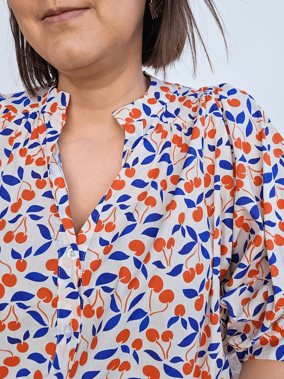 Blouse imprimé cerises en coton – manches bouffantes & col V