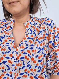 Blouse imprimé cerises en coton – manches bouffantes & col V