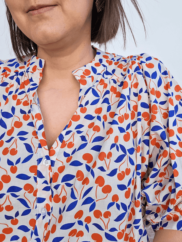 Blouse imprimé cerises en coton – manches bouffantes & col V