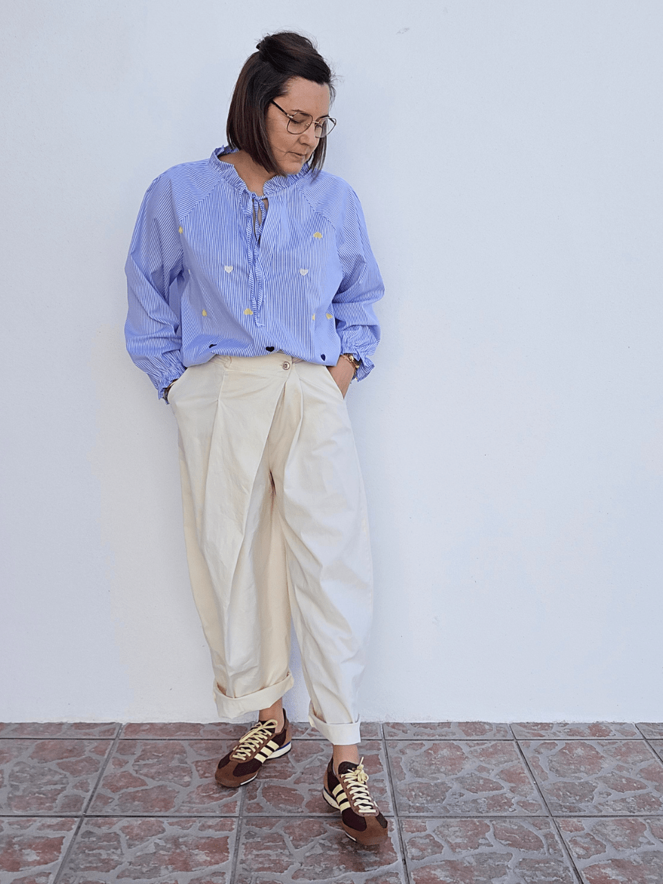 Blouse rayée bleue cœurs brodés – col volanté