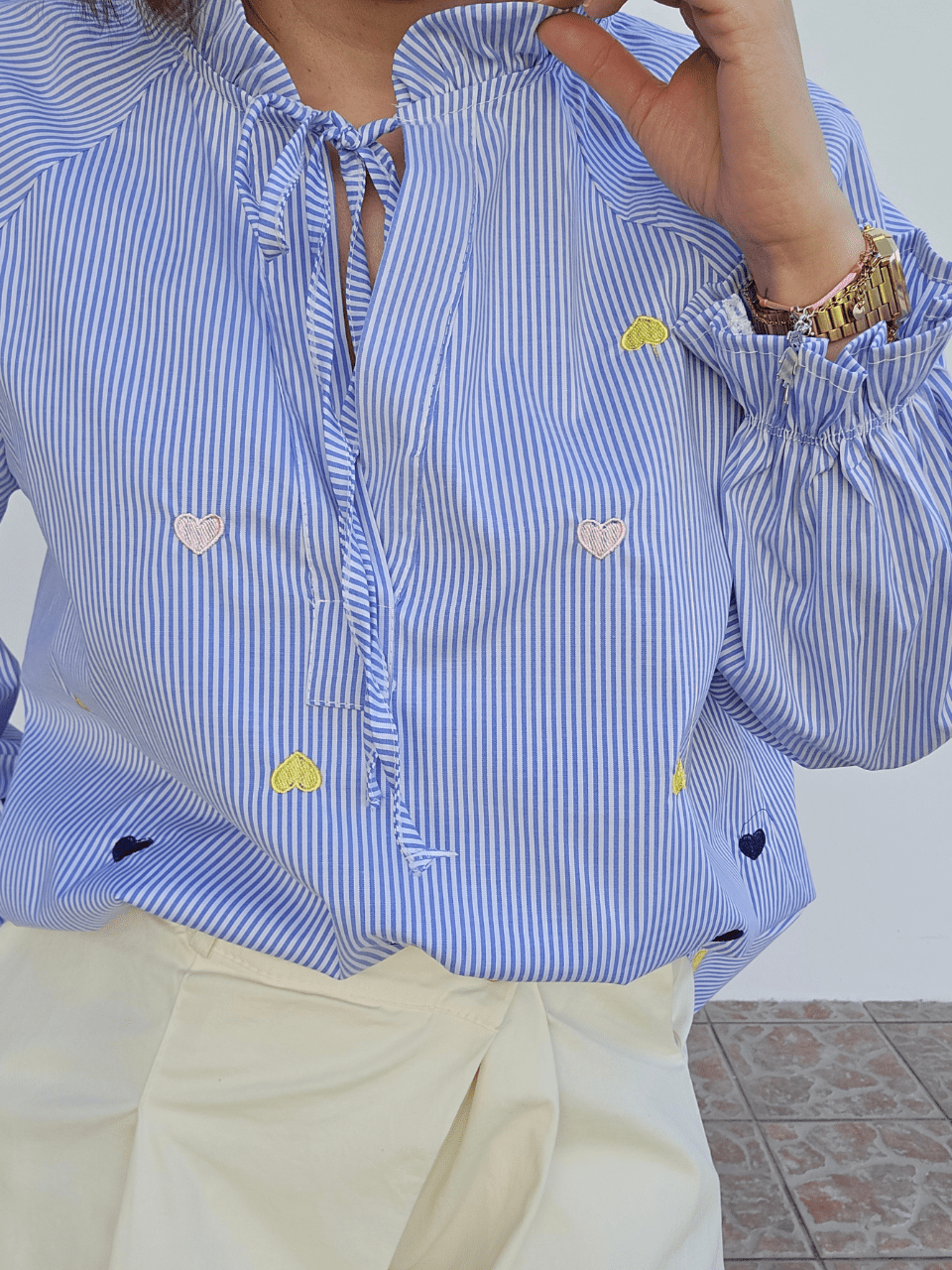 Blouse rayée bleue cœurs brodés – col volanté