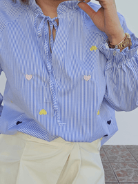Blouse rayée bleue cœurs brodés – col volanté
