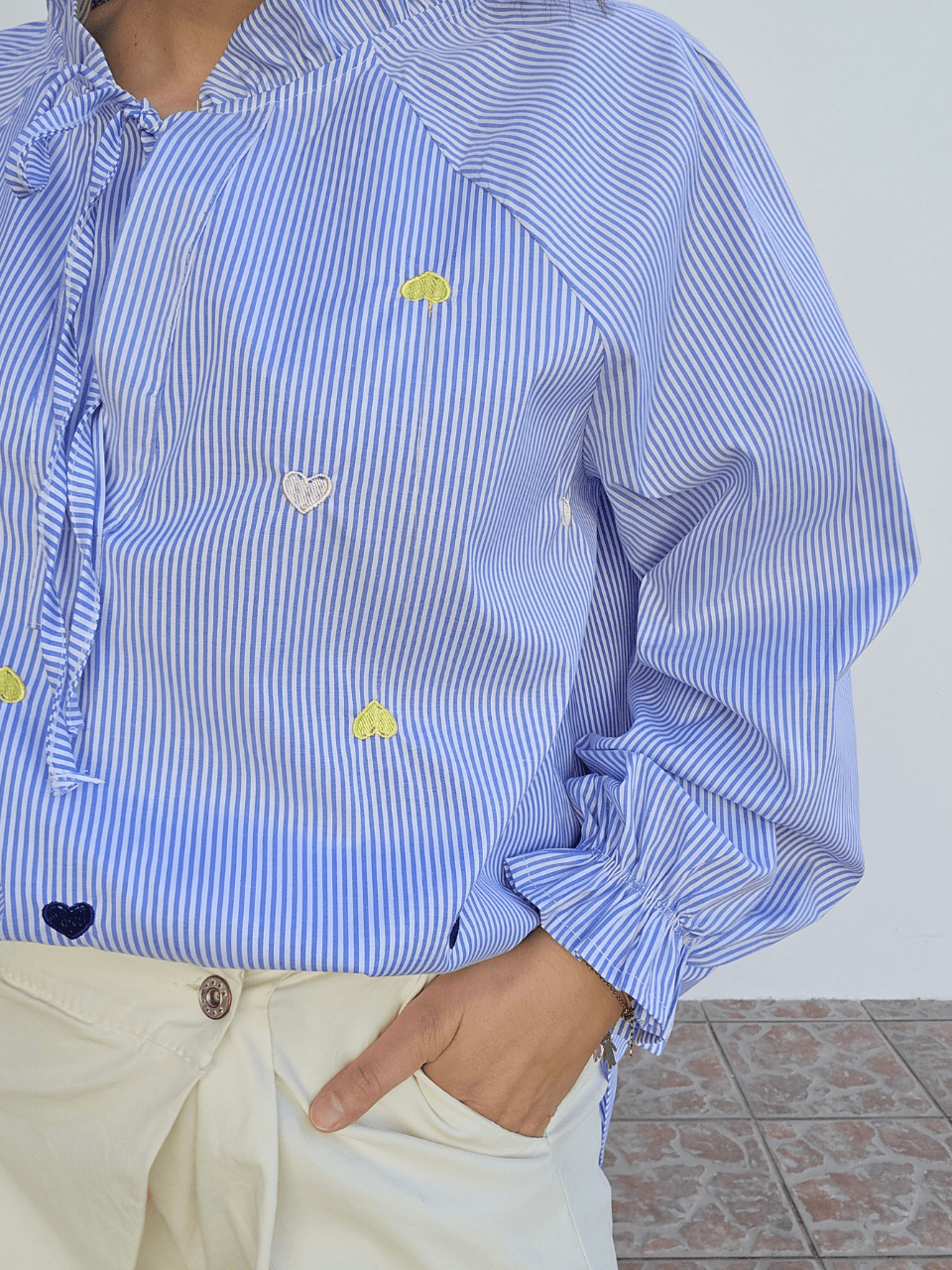 Blouse rayée bleue cœurs brodés – col volanté