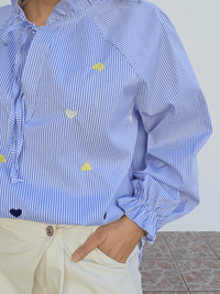 Blouse rayée bleue cœurs brodés – col volanté
