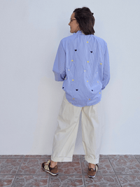 Blouse rayée bleue cœurs brodés – col volanté