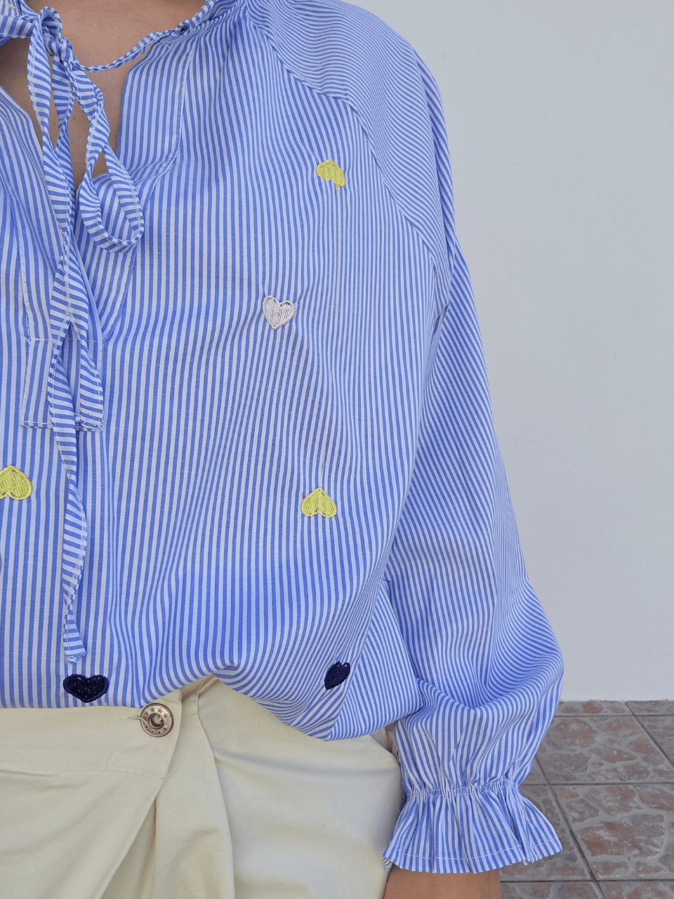 Blouse rayée bleue cœurs brodés – col volanté