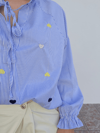Blouse rayée bleue cœurs brodés – col volanté