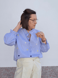 Blouse rayée bleue cœurs brodés – col volanté