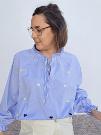 Blouse rayée bleue cœurs brodés – col volanté