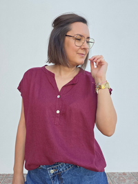 Blouse femme bordeaux en lin et viscose avec col tunisien, manches courtes à revers et boutons nacrés.