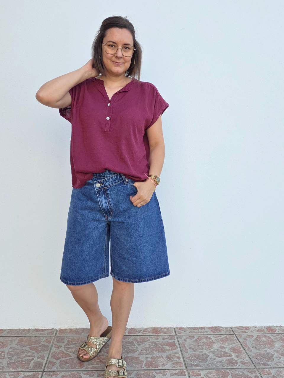 Blouse femme bordeaux en lin et viscose avec col tunisien, manches courtes à revers et boutons nacrés.