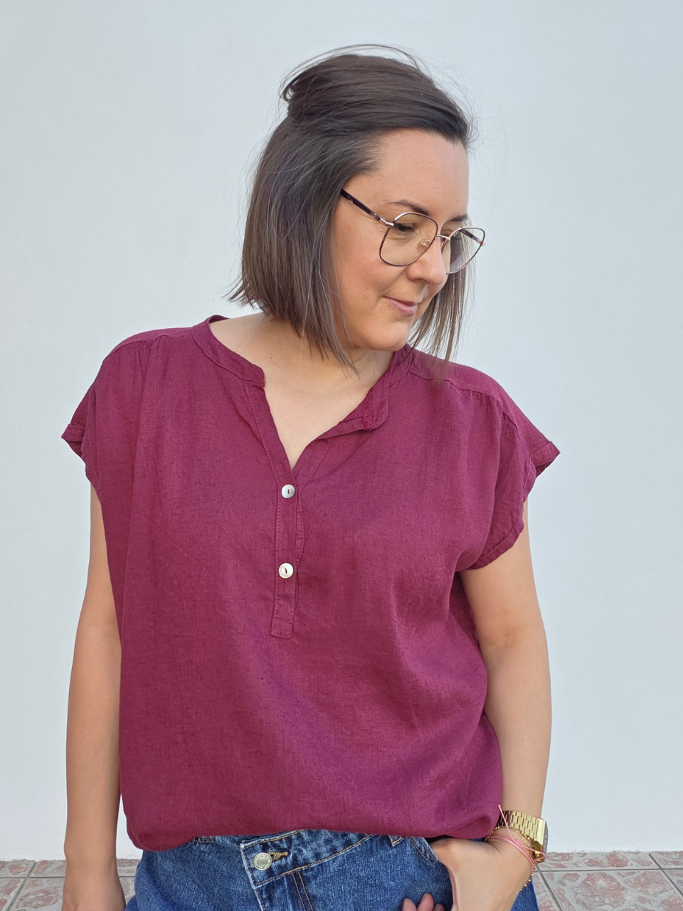 Blouse femme bordeaux en lin et viscose avec col tunisien, manches courtes à revers et boutons nacrés.