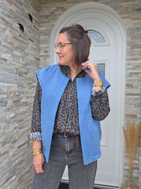 Look blouse léopard avec veste en jean sans manches