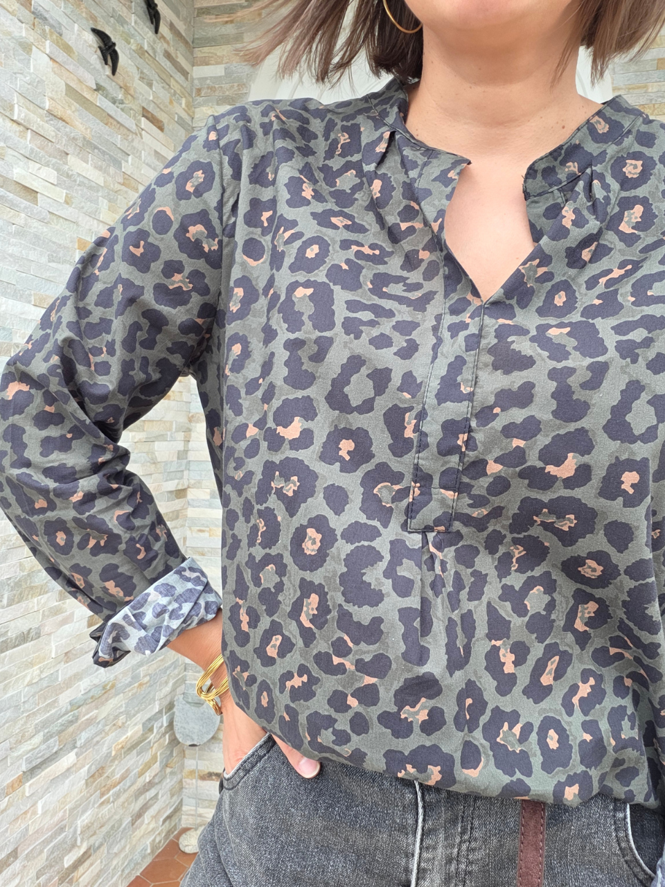 Blouse léopard femme en coton – beige ou kaki