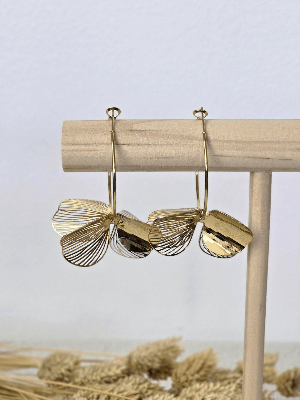 Boucles d’oreilles fleurs pendantes dorées et blanches – Créoles 3,5 cm