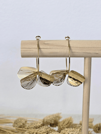 Boucles d’oreilles fleurs pendantes dorées et blanches – Créoles 3,5 cm