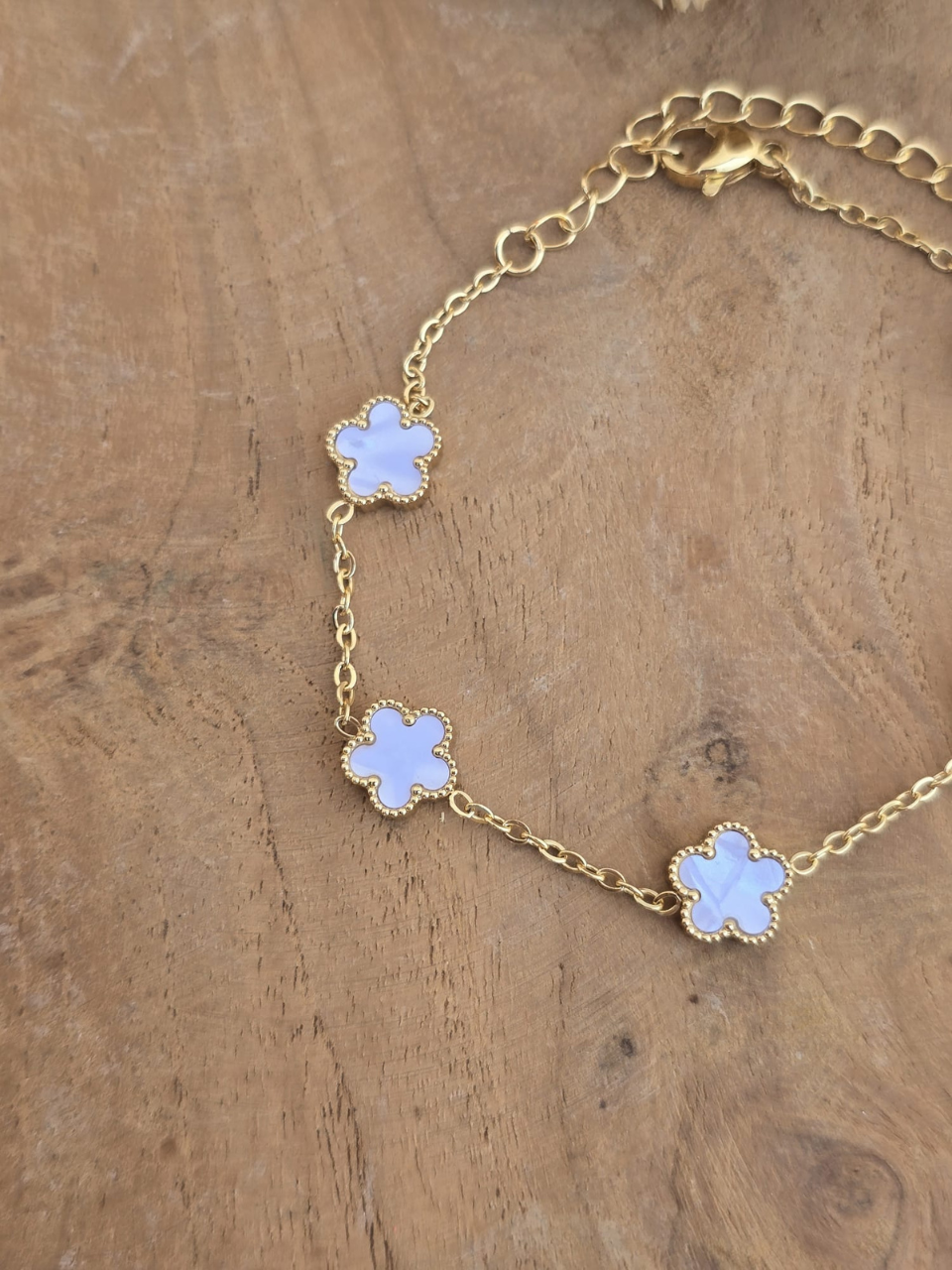 Bracelets fleurs trèfles en émail blanc