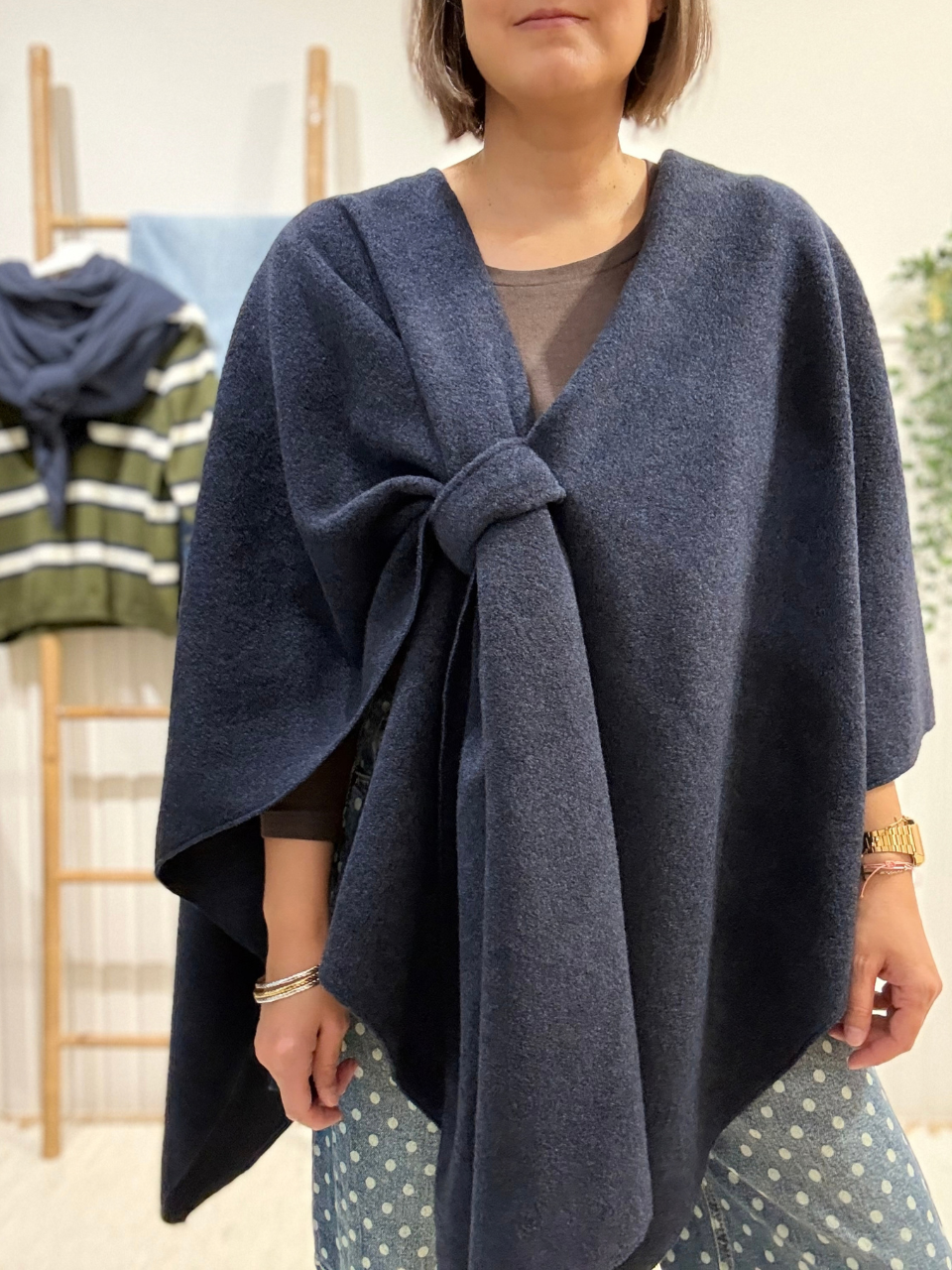 Cape poncho femme en maille douce à nouer