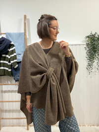 Cape poncho femme en maille douce à nouer
