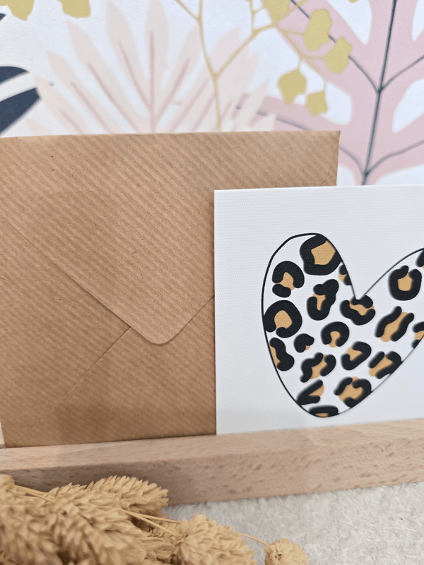 Carte cœur léopard avec enveloppe kraft – Les Petites Hirondelles