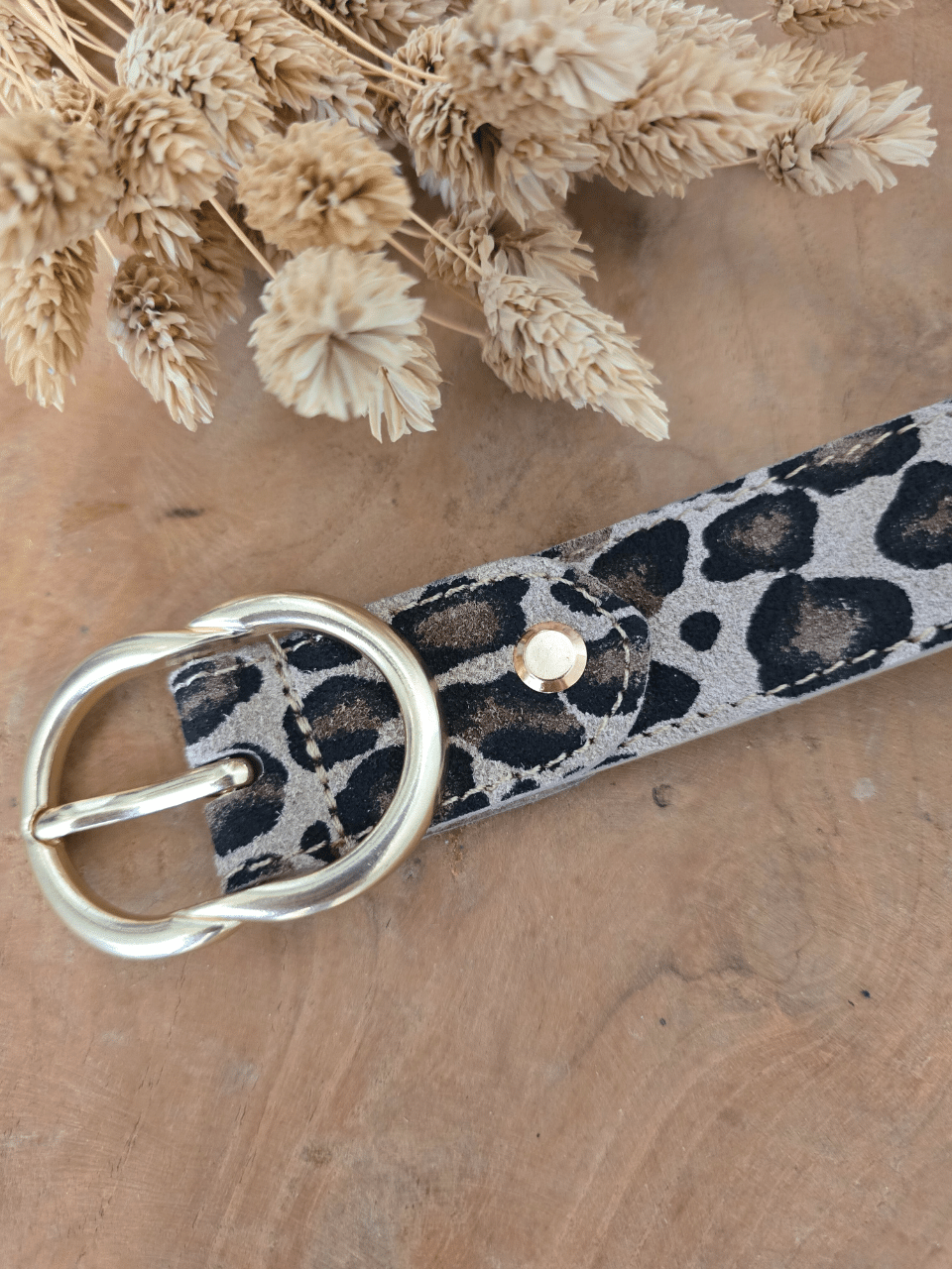 Ceinture en cuir daim motif léopard avec boucle dorée
