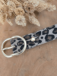 Ceinture en cuir daim motif léopard avec boucle dorée