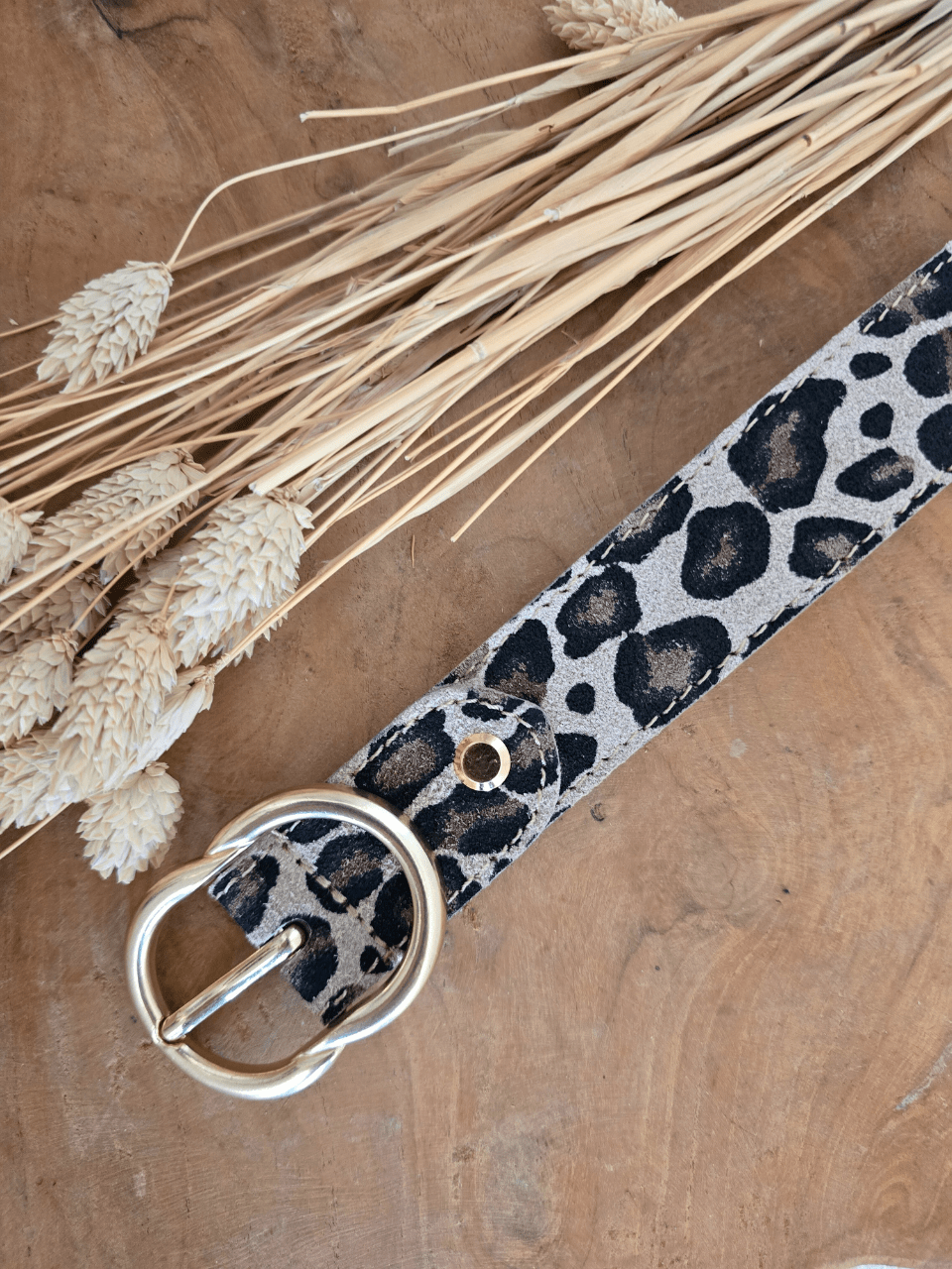 Ceinture en cuir daim motif léopard avec boucle dorée