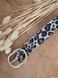 Ceinture en cuir daim motif léopard avec boucle dorée