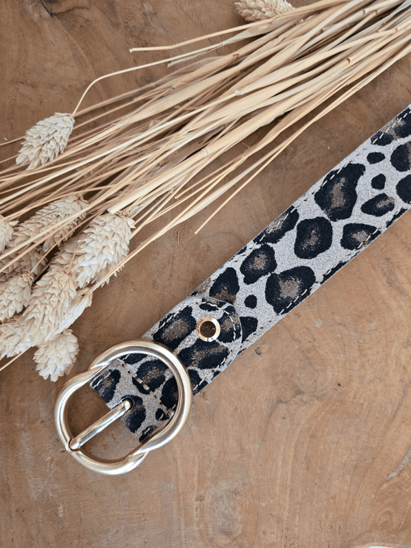 Ceinture en cuir daim motif léopard avec boucle dorée