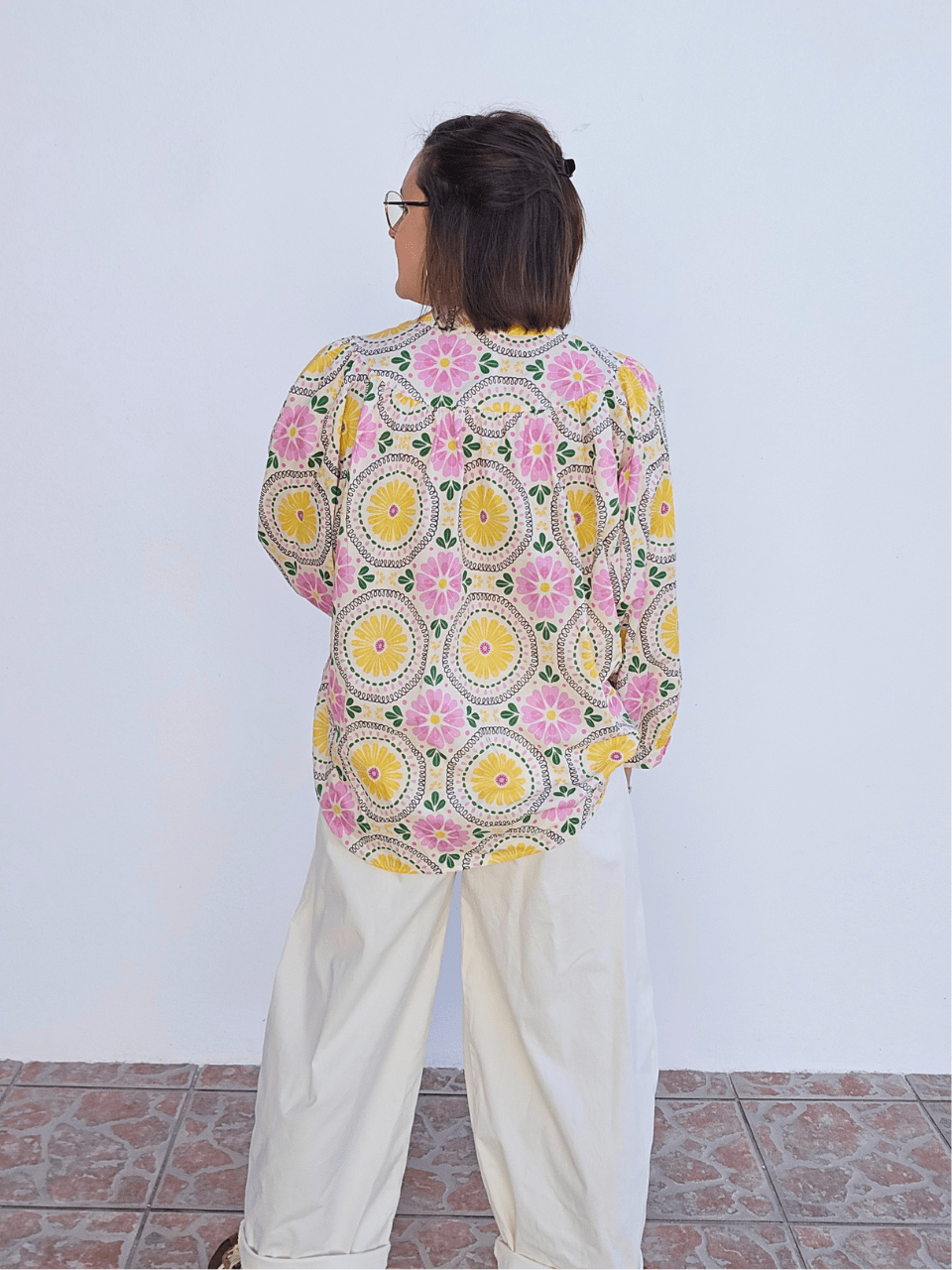 Blouse fleurie fluide col V – coton léger