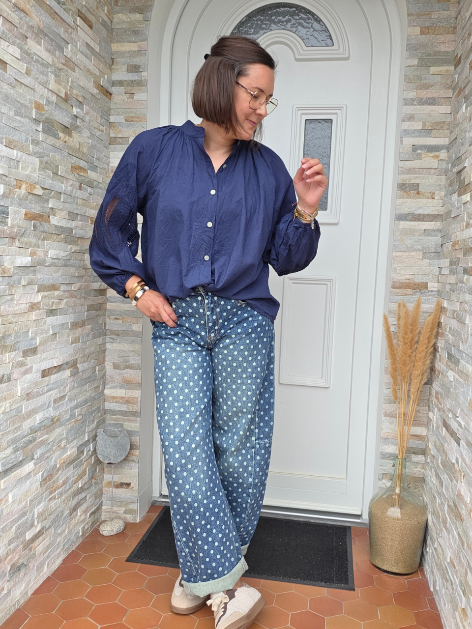 Look femme blouse marine et jean barrel