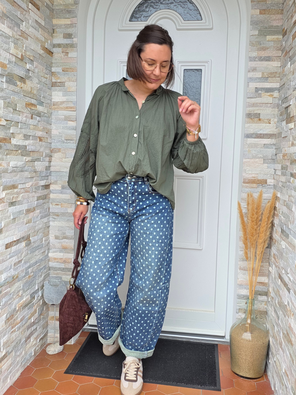 Look avec blouse kaki et jean barrel à pois femme